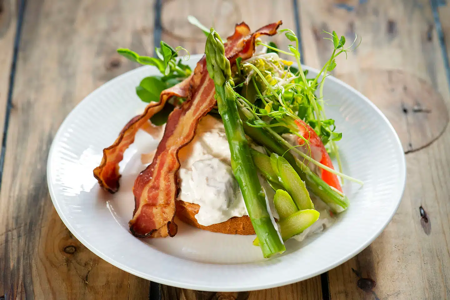Hønsesalat på ristet formbrød med bacon. De grønne asparges er kommet til siden vores besøg.