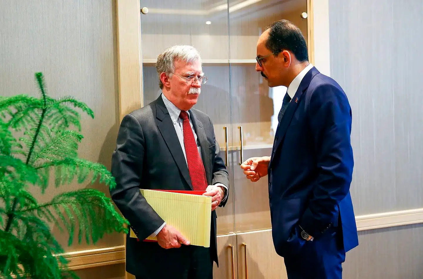 Talsmand for den tyrkiske præsident, Ibrahim Kalin (t.h.), i samtale med USAs nationale sikkerhedsrådgiver John Bolton i det tyrkiske præsidentpalads, 8. januar 2019. Foto udleveret til Reuters/Ritzau Scanpix