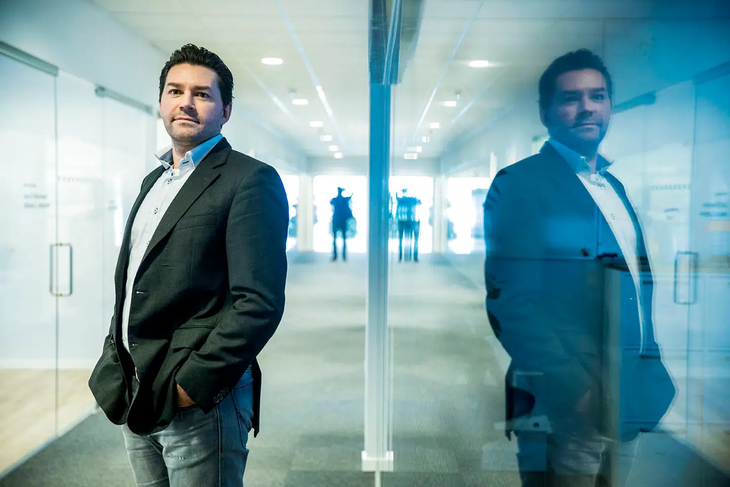 Alex Jensen lærer især at lede opad på uddannelsen, da han arbejder i en matrix-organisation.