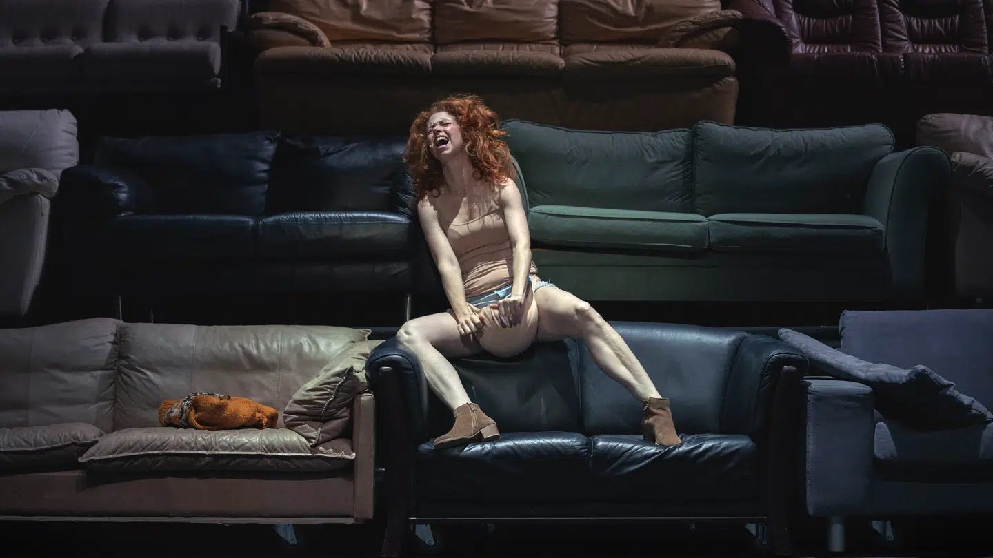 Johanne Louise Schmidt i Det Kongelige Teaters musikforestilling »Højskolesangbogen«. En af forestillingens sange er »Den danske sang er en ung, blond pige«, som en kvindelig, brun forsker på CBS har følt sig krænket over.