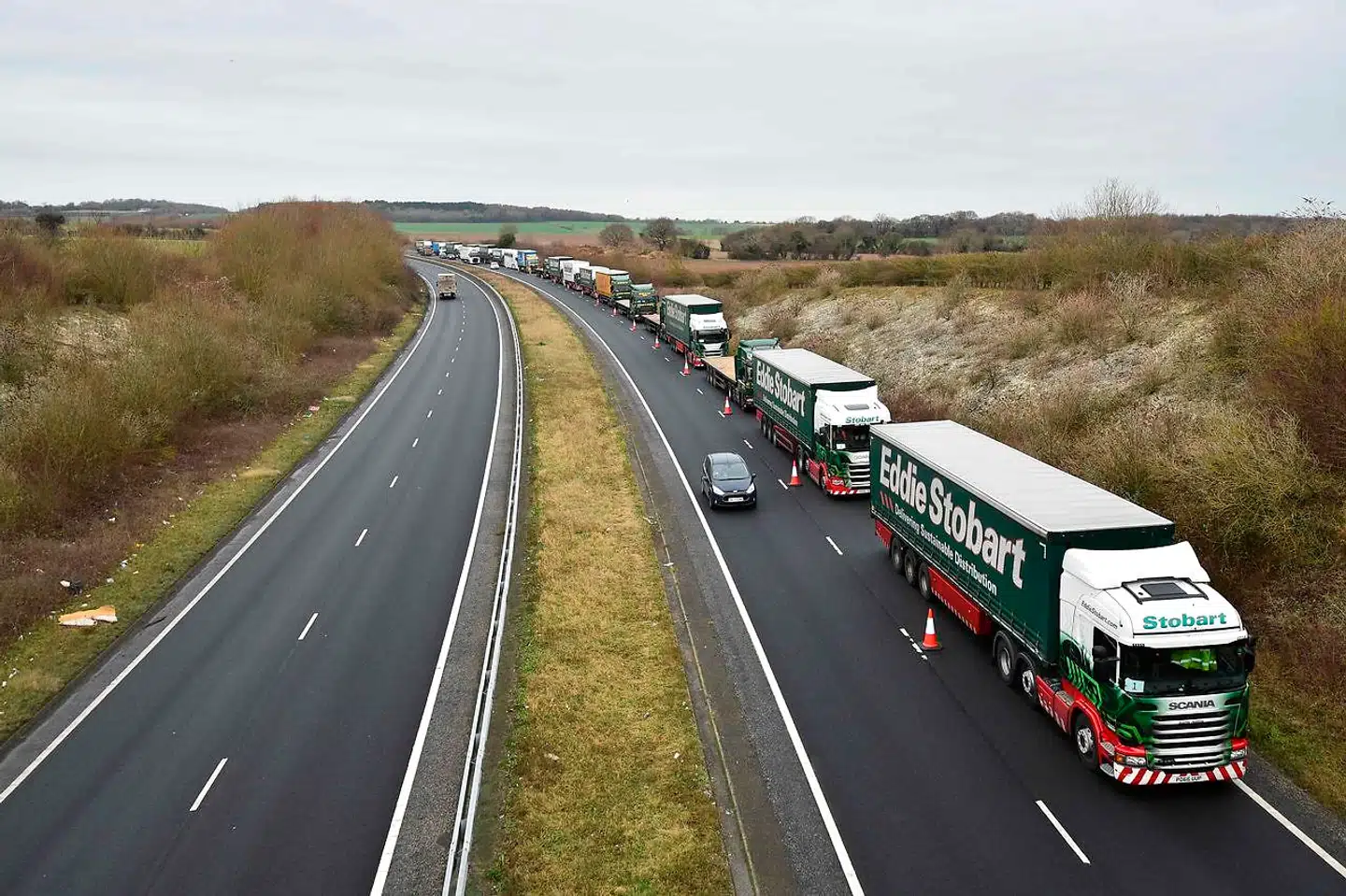 Den britiske regering iværksatte mandag en øvelse i at håndtere lange rækker af ventende lastbiler ved havnen i Dover. Det britiske erhvervsliv har advaret om, at langsom grænsekontrol og problemer med at bringe varer frem og tilbage kan blive resulatet af at forlade EU uden en aftale for det fremtidige forhold. Foto: Glyn Kirk/AFP/Scanpix