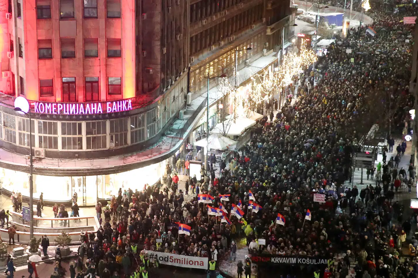 I lørdags trodsede 15.000 mennesker sne og kulde i Beograds gader. Ved den forrige demonstration deltog 40.000. Der er anmeldt en ny demonstration på lørdag. Foto: Marko Djurica/Reuters/Ritzau Scanpix