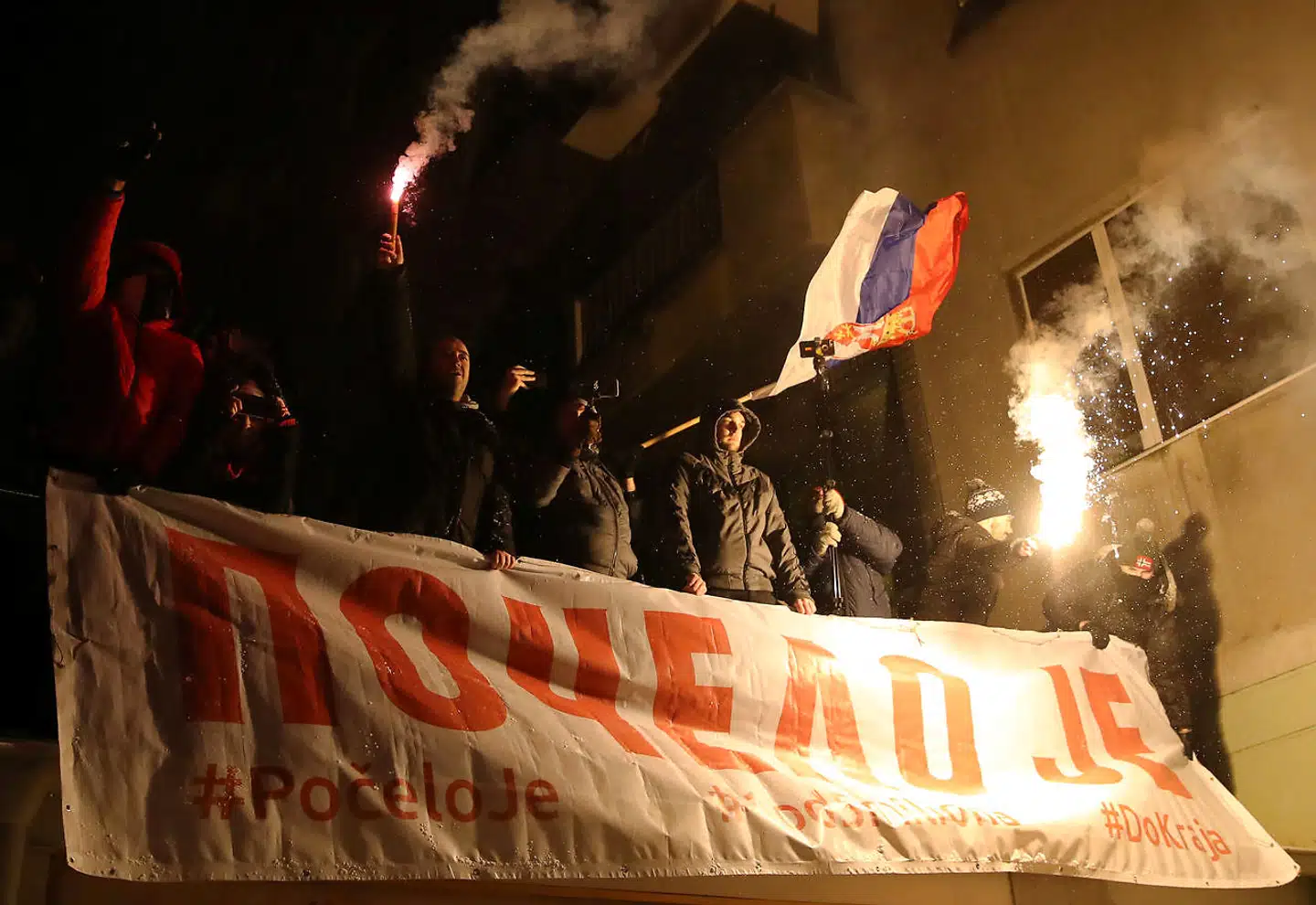 Demonstrationsruten i Beograd går forbi den nationale TV-station – i protest mod, at præsidenten ifølge demonstranterne sidder tungt på medierne. På banneret står der »Det er begyndt«. Flere serbere går på gaden iført gule veste som i Frankrig.