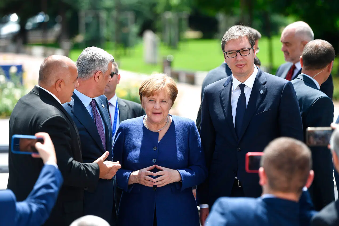 Aleksander Vucic (th.), der her ses med kansler Angela Merkel og Bulgariens premierminister, Boyko Borisov (tv.), har været sit lands præsident siden 2017. Tidligere var han premierminister, og oprindeligt arbejdede han for Serbiens tidligere præsident Slobodan Milosevic.