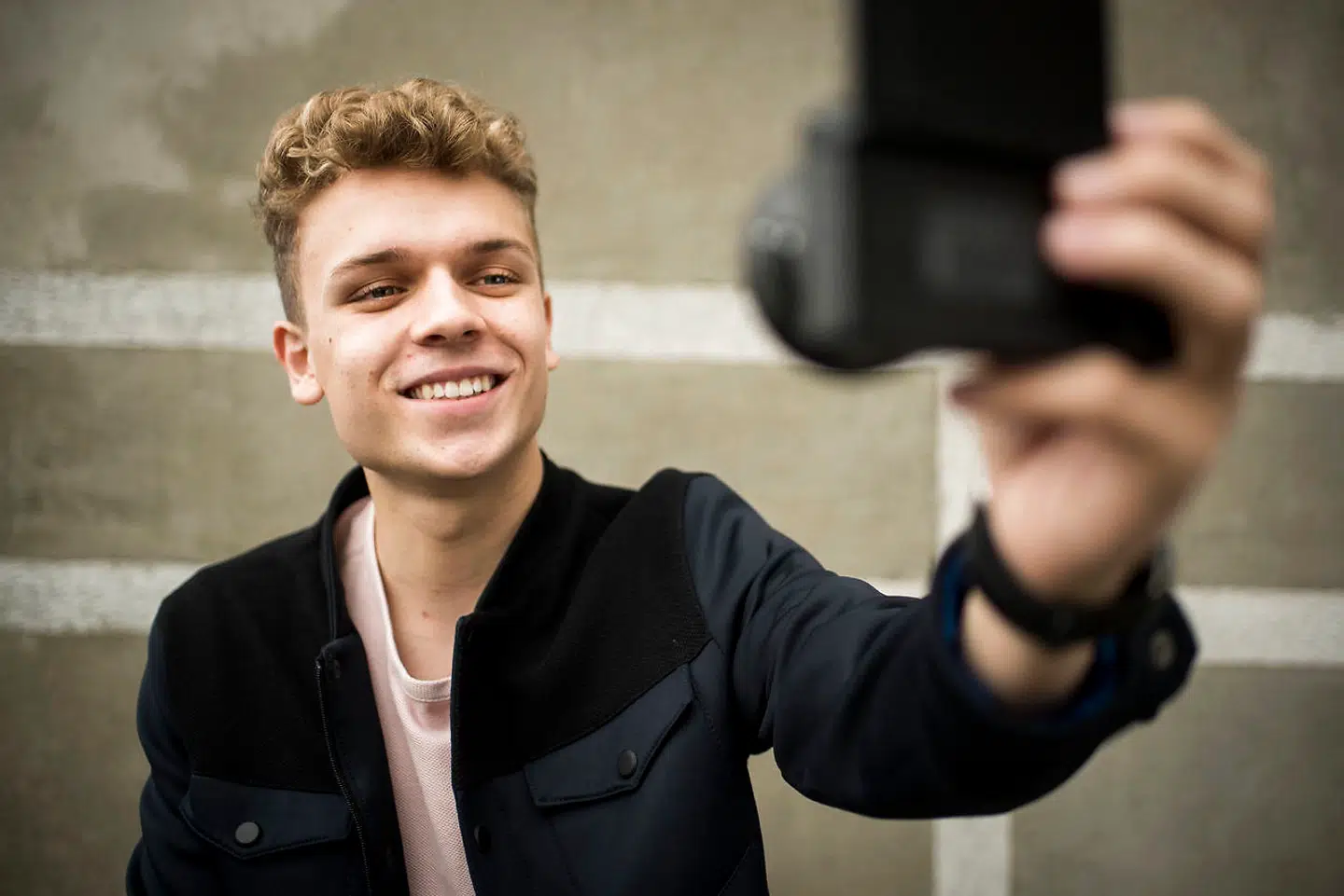 »Hvis jeg en dag ikke har lyst at stå foran et kamera. Tror jeg det kunne være rigtig fedt, at vende kameraet om så at sige. Til den tid kunne en fotografuddannelse måske være noget for mig, hvis den dag kommer selvfølgelig.«