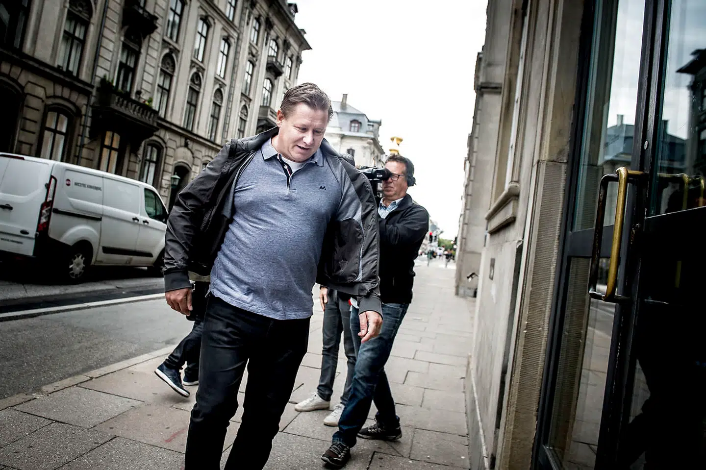 Jesper Laustrup Nielsen, bedre kendt som Kasi-Jesper, ankommer mandag den 11. september 2017 til Østre Landsret i Bredgade i København. Kasi-Jesper kæmper mod Skat. I Østre Landsret starter en principiel retssag, hvor Kasi-Jesper har anlagt sag mod Skatteministeriet på grund af beskatning af blandt andet sponsorater af fodboldklubben Brøndby og håndboldklubben AG København. (Foto: Mads Claus Rasmussen/Scanpix 2017)
