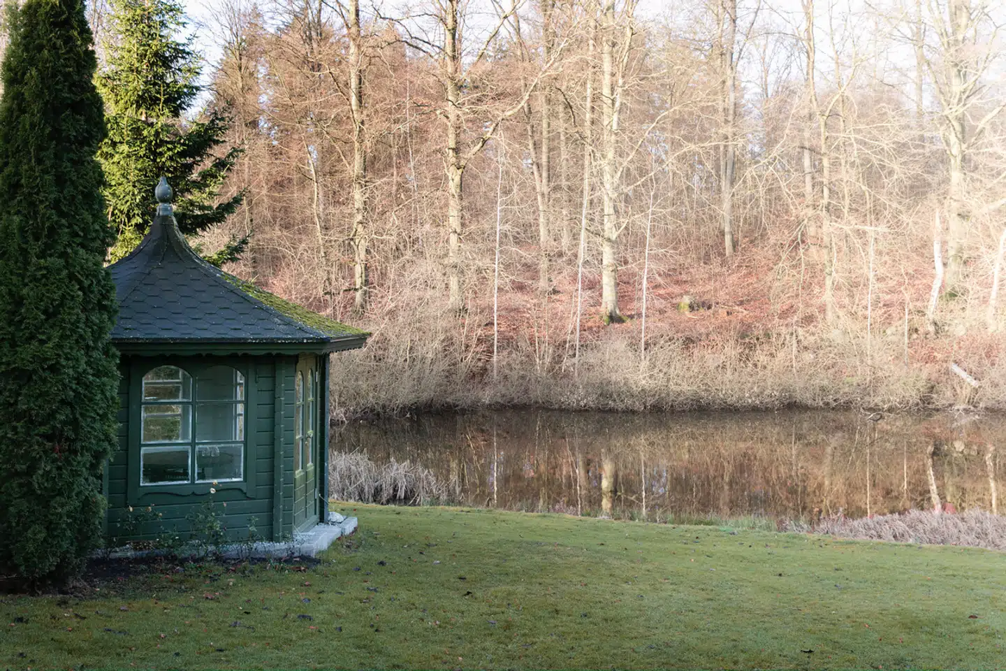 Den store attraktion ved huset er søen og Rude Skov for enden af haven. Den gamle pavillon er Susanne Hermanns næste projekt. Hun vil male den hvid indvendig og lave et kontor.
