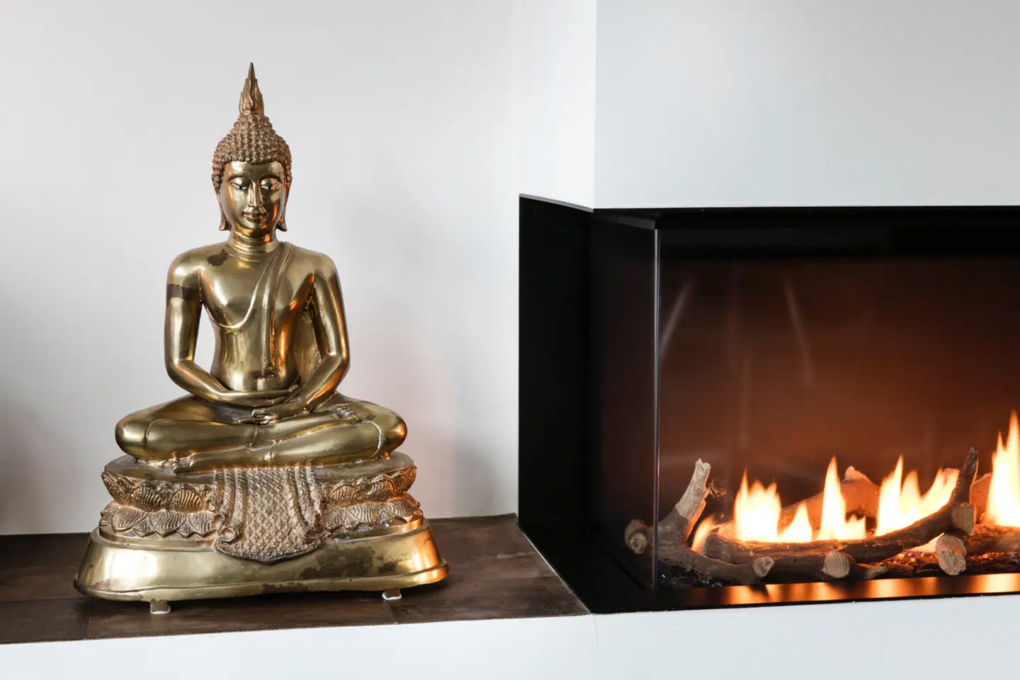 Da parret overtog huset, spærrede en stor pejs midt i stuen for udsigten. Den blev revet ned og erstattet med en biopejs i væggen.