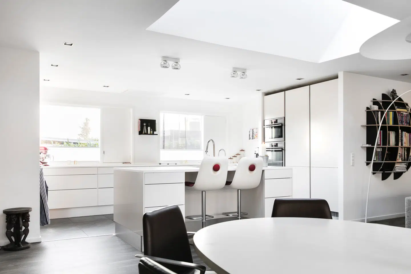 Huset bestod før af små rum, som blev lagt sammen til et stort alrum. For at skabe mere lys fik familien installeret ovenlysvinduer.