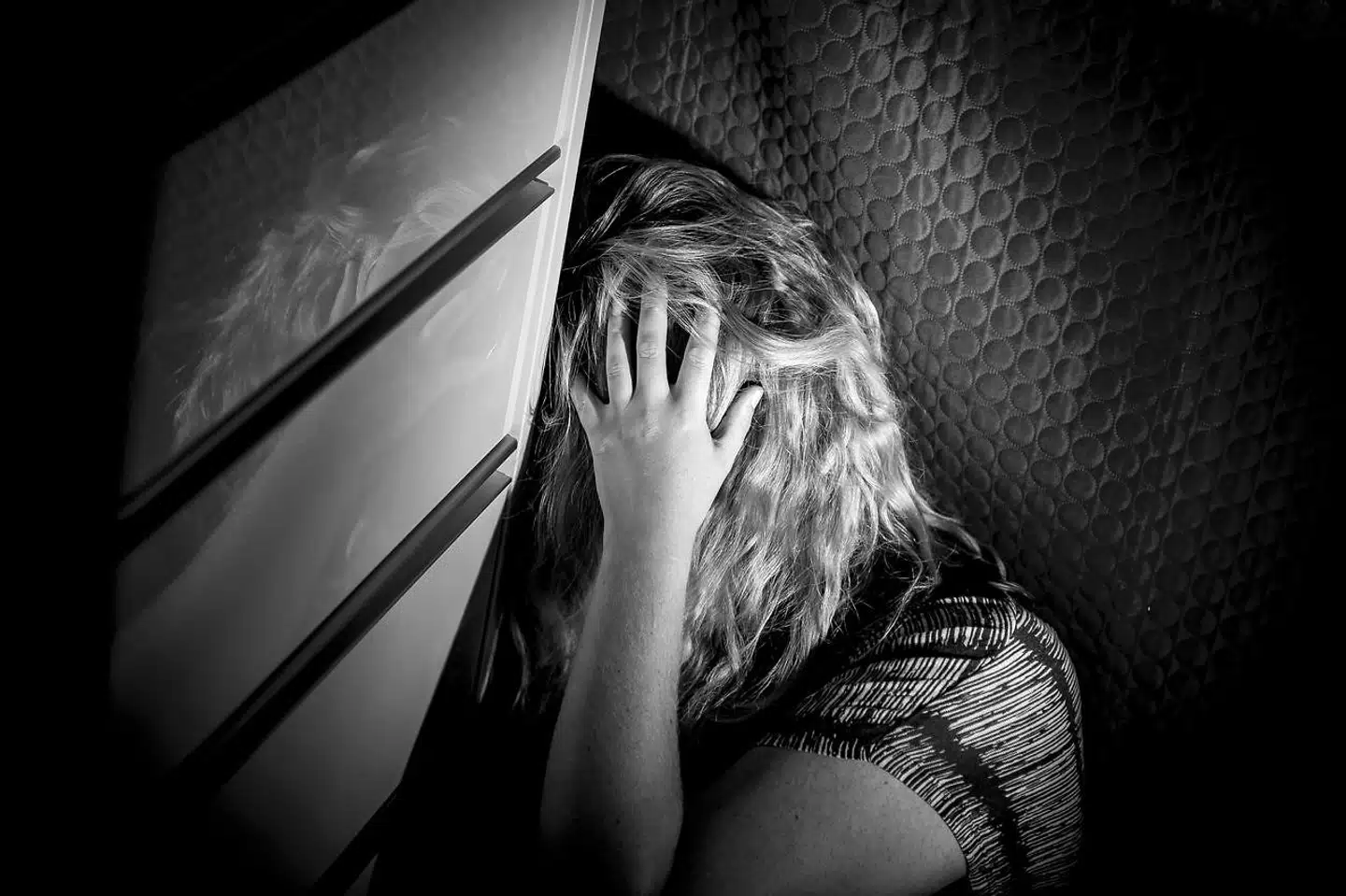 »Kontakten bliver kun registreret i hjernen over sociale medier. Men hvis du møder et andet menneske fysisk, er det en sanselig oplevelse, og det mener jeg, er en af forklaringerne,« siger læge og forfatter Imran Rashid.