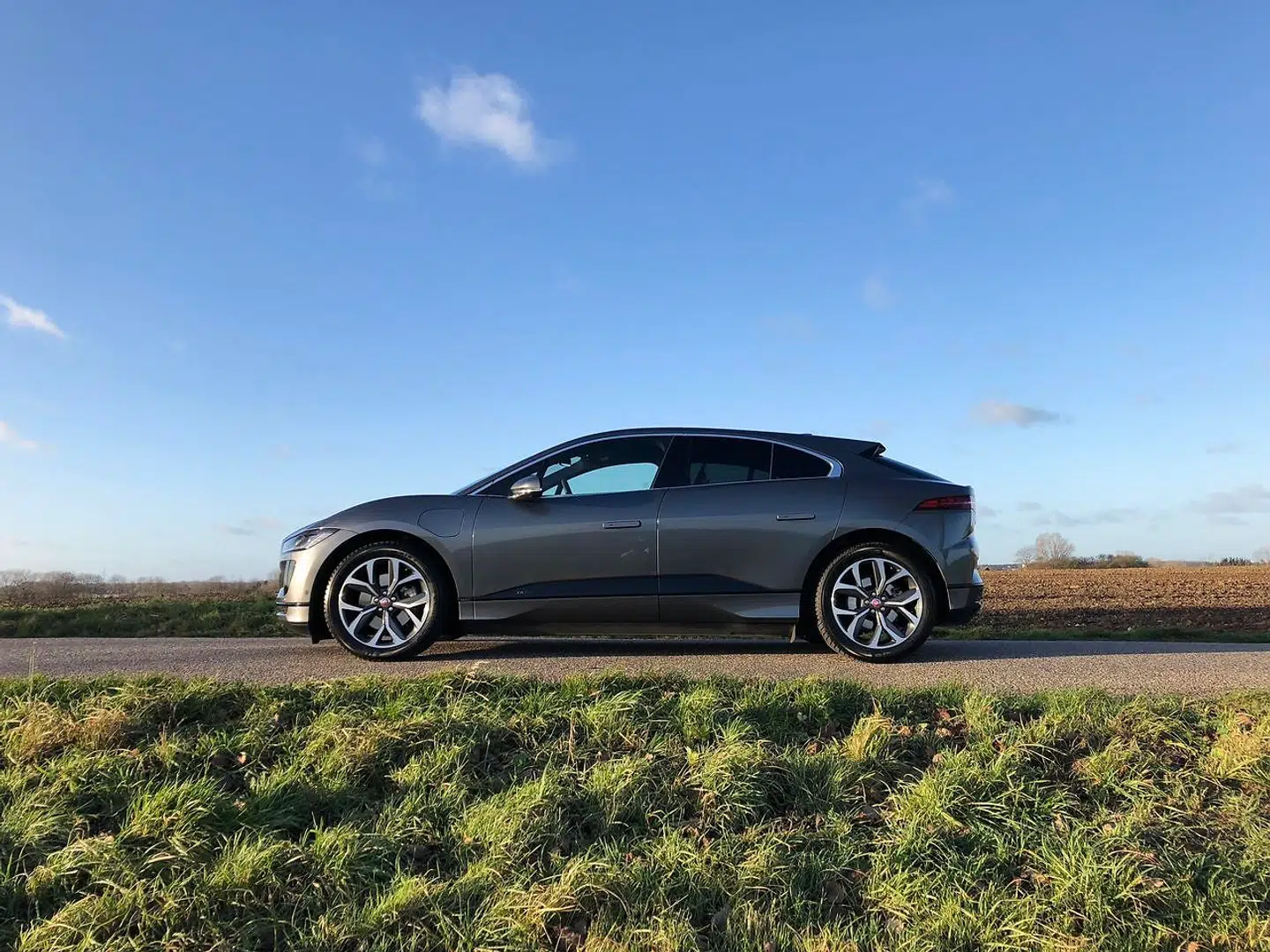 Jafuar I-Pace er en rummelig og praktisk anvendelig SUV med en teoretisk rækkevidde på +400 km på en opladning.