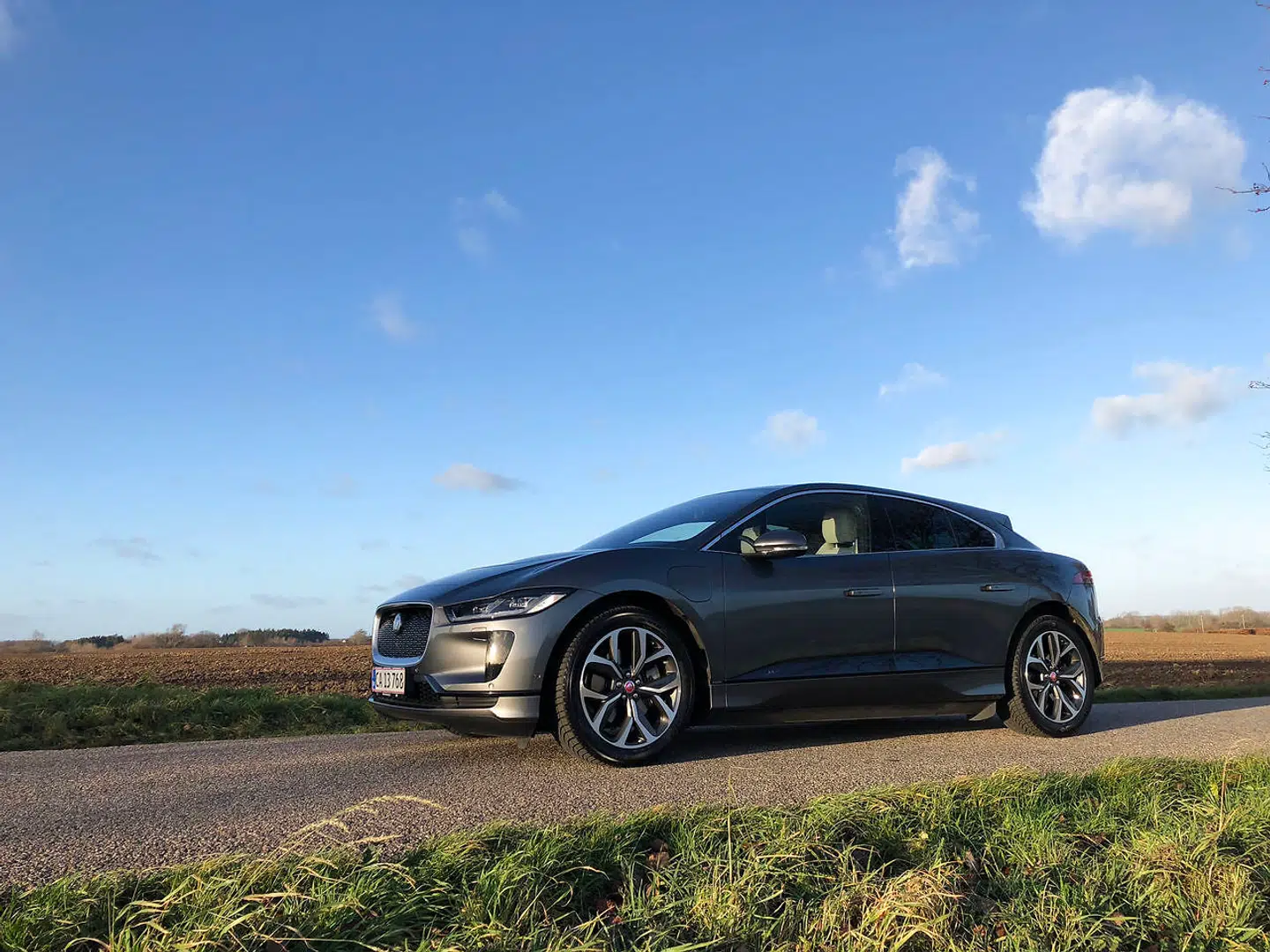 Den har tydeligt Jaguar-design-DNA, men er samtidigt sin egen. Især den reletaivt korte fronthjelm med lang fremadskrånende forrude er utraditionel i Jaguar-regi, men den er en gave for bilens aerodynamik.