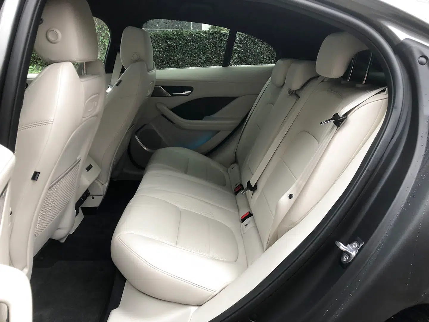 Pladsforholdene fejler ikke noget, da batteriet er gemt under gulvet.