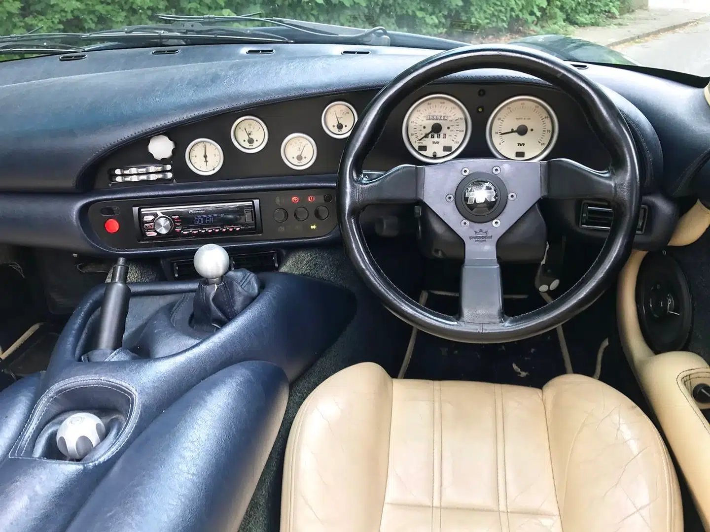 Kabinen i den testede TVR fra slut 90erne var håndsamlet, og gearknop og drejeknapper var håndfræset i aluminium til modellen.