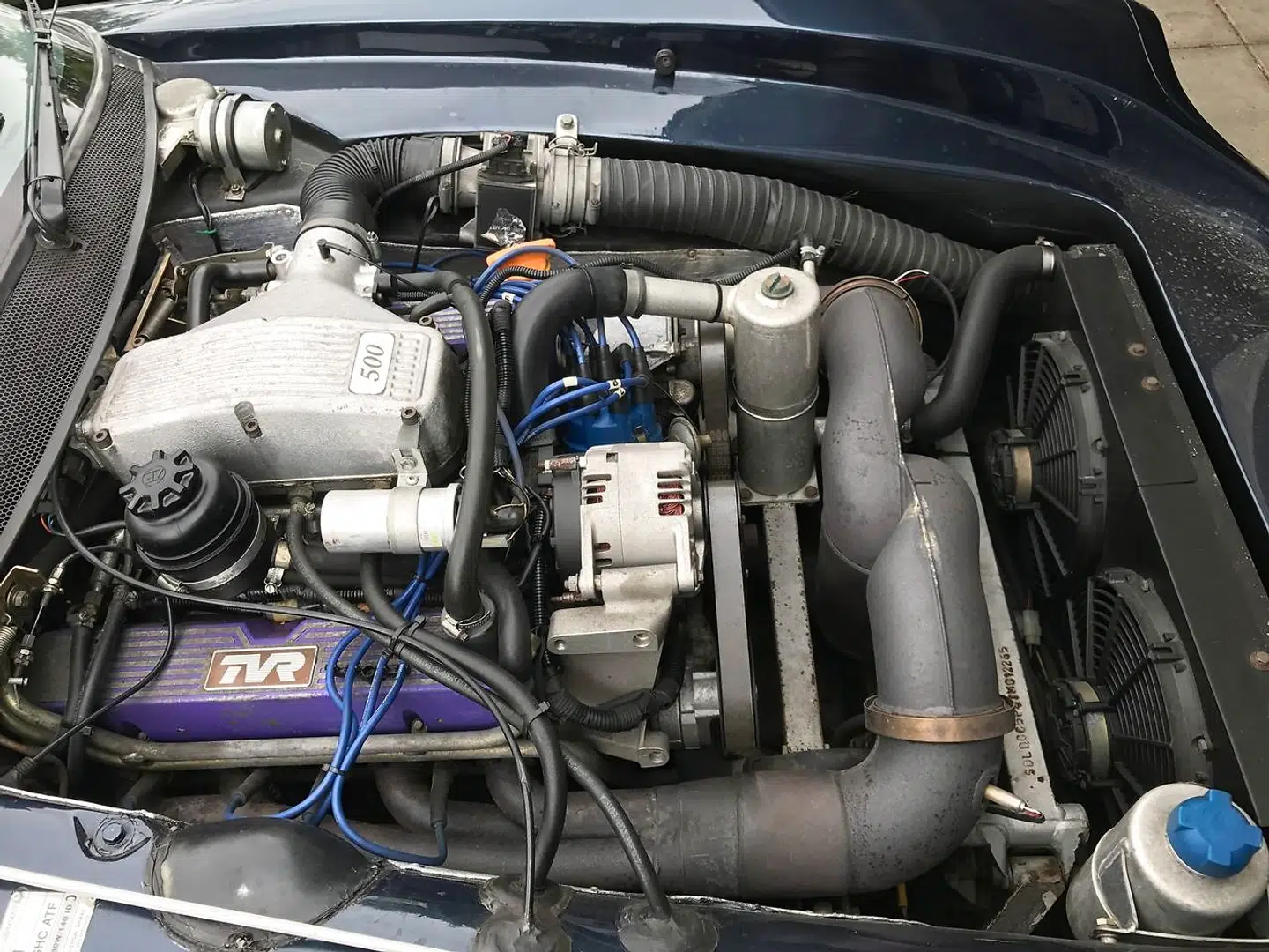 Motoren er en 5,0 liters V8-motor baseret på den klassiske 3,5 liters V8-motor fra Rover.