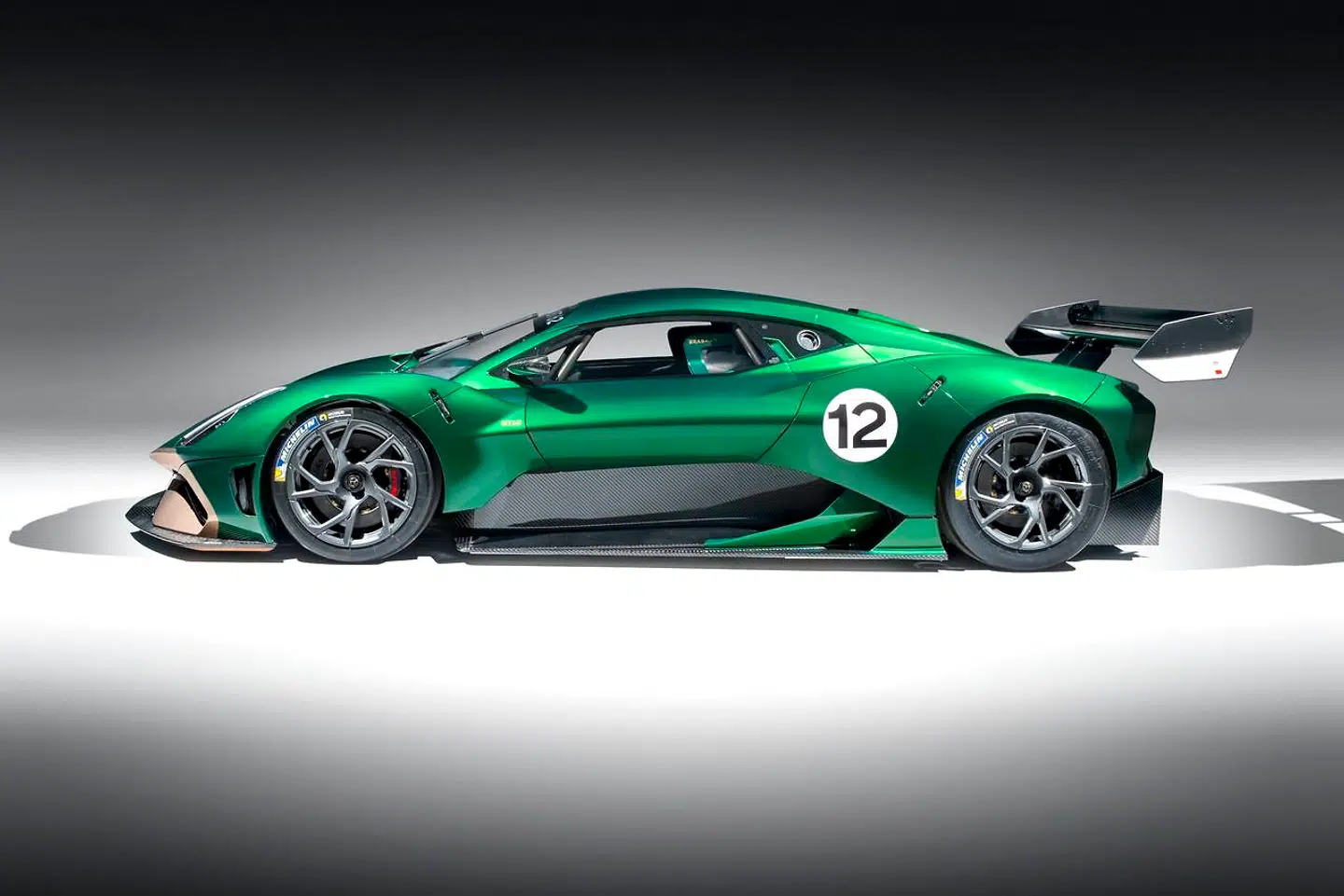 Jack Brabham var Formel 1-kører og konstruerede formel-biler tilbage i 1960erne. Nu har sønnen David Brabham genoplivet Brabham-navnet i automobilforstand, og den første model er BT62, der er en centermotoriseret sportsvogn til banekørsel.