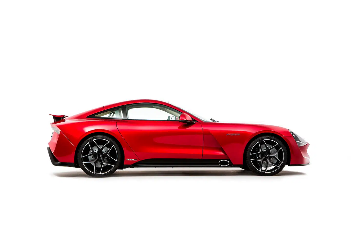Den første af de nye TVR-modeller hedder Griffith (som 1990er-modellen) og er skåret over samme læst som de sidste TVR-modeller fra starten af nullerne. Lang kølerhjelm, motoren på langs ude foran, baghjulstræk og en lille kabine med to pladser og et bitte bagagerum til weekendtaskerne.