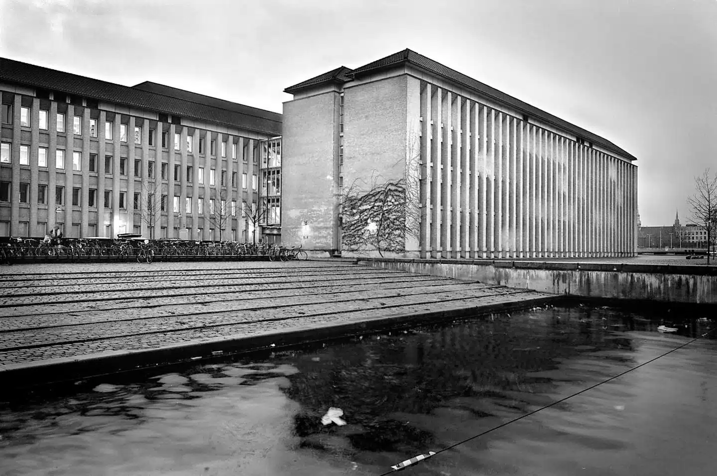 Det er en virkelig dårlig idé, at sætte Udenrigsministeriet på skrump og beskære det diplomatiske korps, mens vores nabolande skruer voldsomt op. Her ses Udenrigsministeriets bygning på Asiatisk Plads.