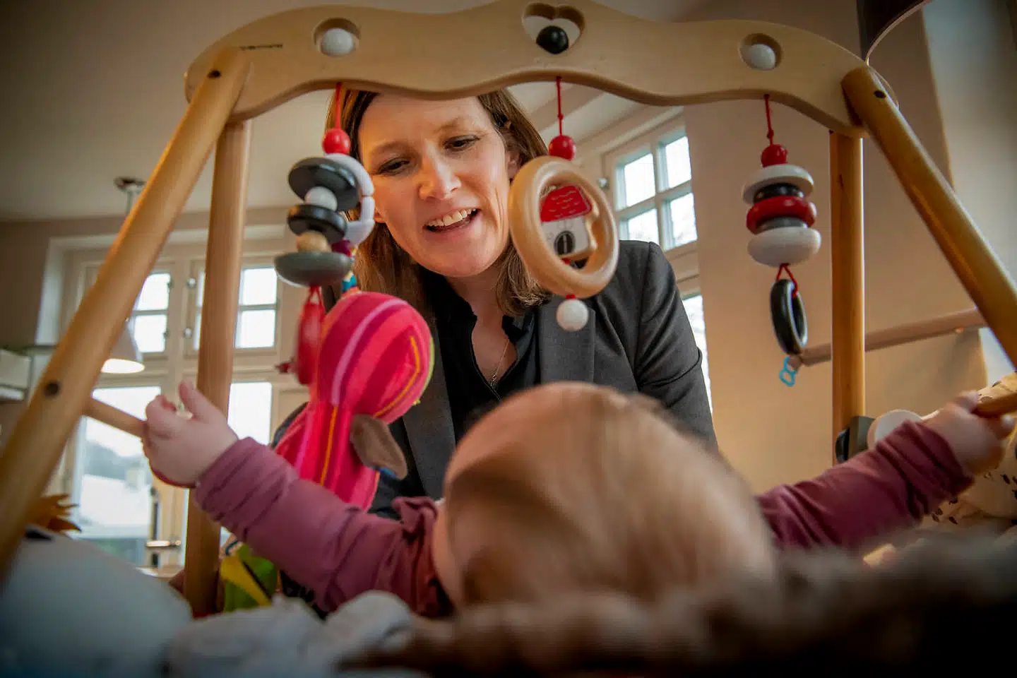 »Den er hård at få smækket i hovedet, at alderen skulle være et parameter for, om man er en god forælder eller ej,« siger Benedikte Kiær, der er 49 år gammel.