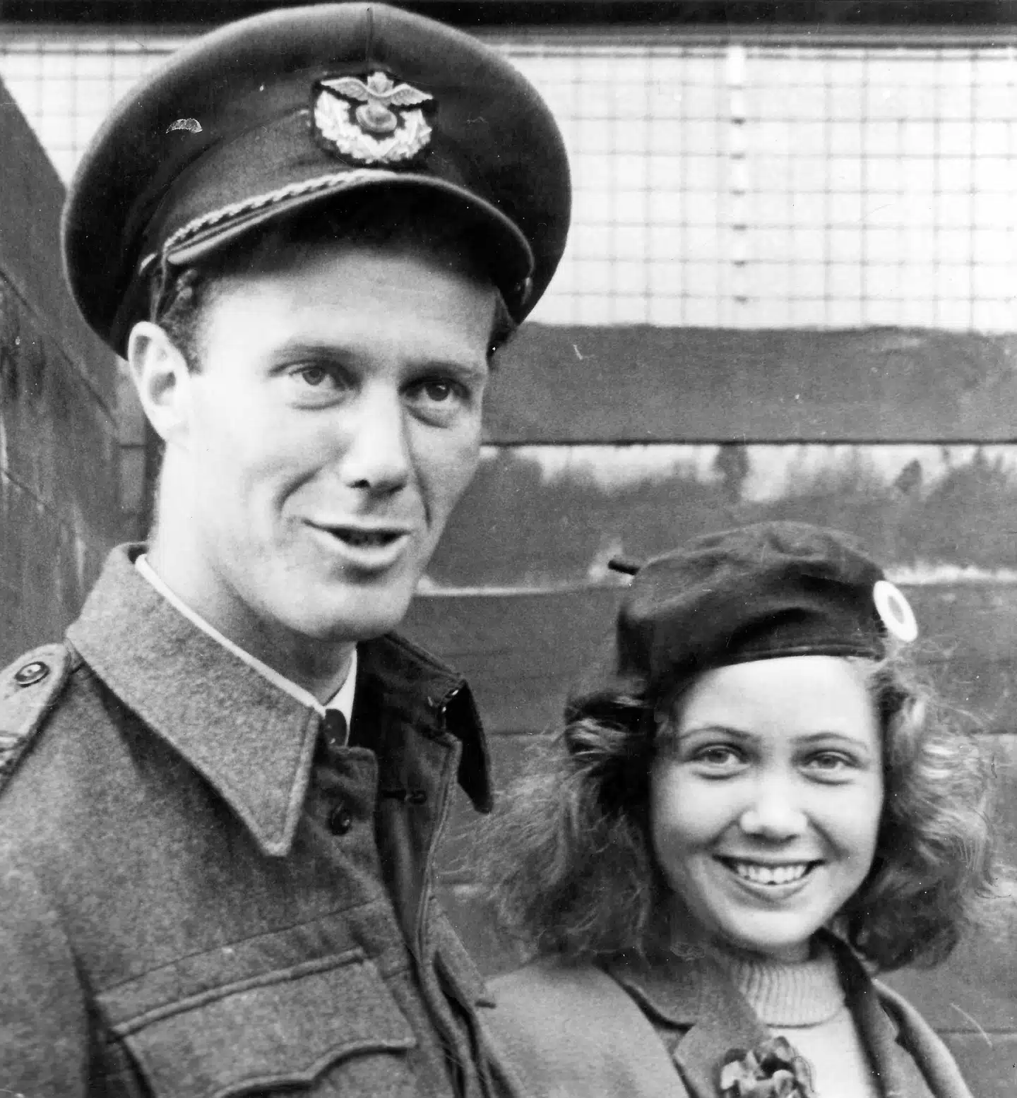 Kaj Birksted spillede en stor rolle i RAF. Han nedskød ca. 20 tyske fly og blev en del af RAFs centrale planlægningsenhed. Her er han fotograferet i København i 1945 sammen med en kusine. Illustration fra bogen.