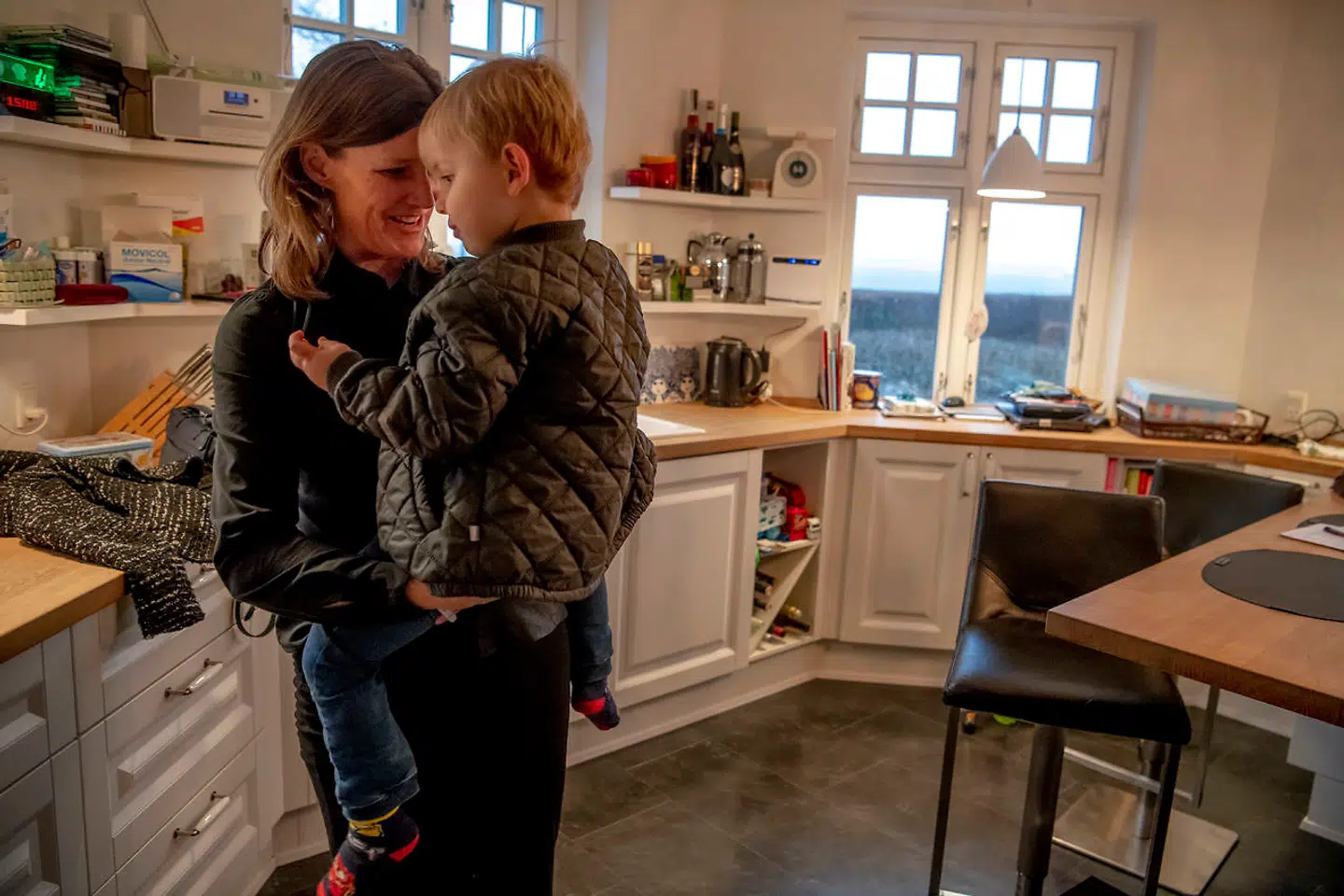Benedikte Kiær giver sin søn Lauge et kram i husets køkken.