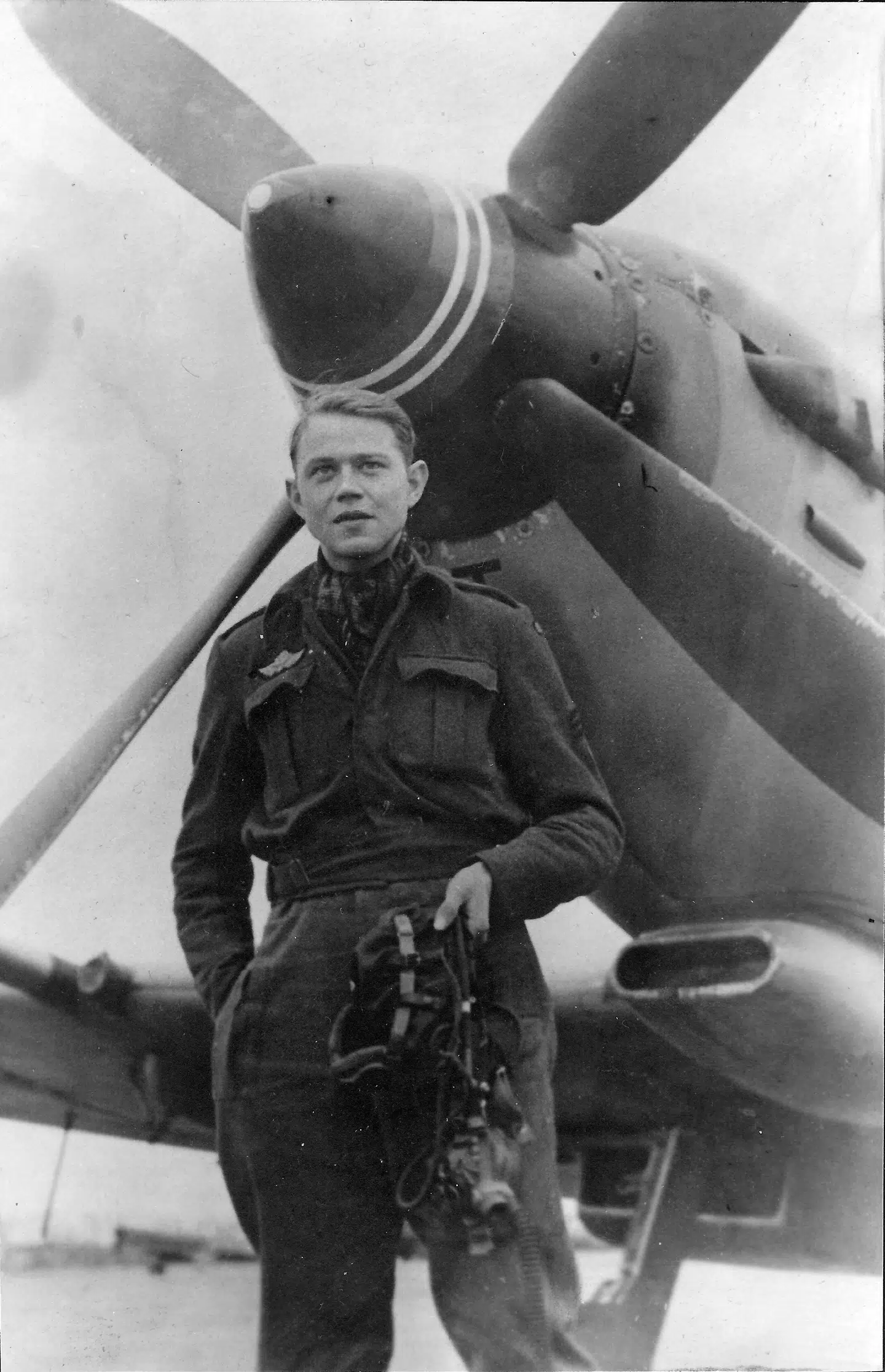 Den danske pilot Jørgen Preben Herner Petersen foran sin Spitfire.
