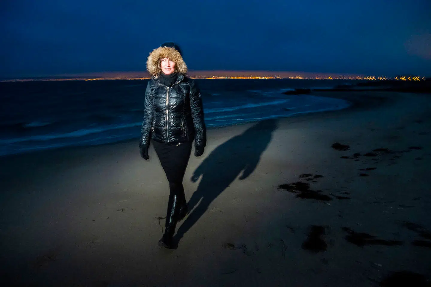 Benedikte Kiær bor ud til Øresund, hvor hun tidligere badede helt ind i december. I dag helliger hun sig job og familieliv.