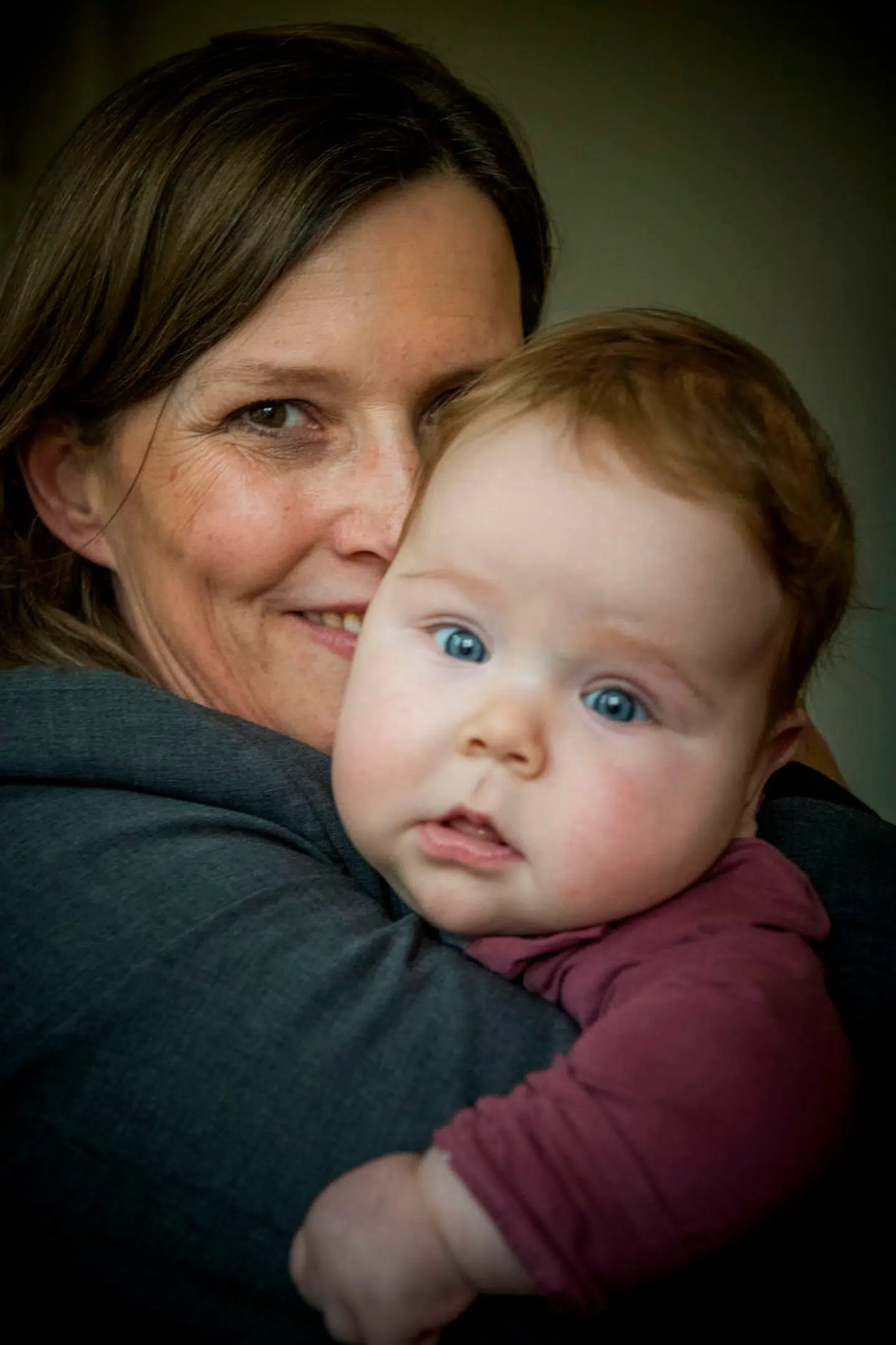 »Jeg googlede på alt, hvad der havde med fertilitet at gøre. Man opdager, at der er mange artsfæller derude, som også kæmper med at få børn,« siger Benedikte Kiær, der holder sin datter Lærke.