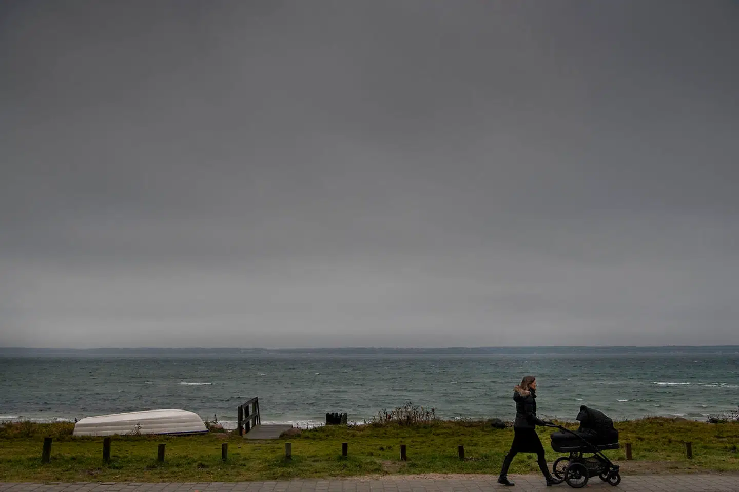 Benedikte Kiær går tur med Lærke i barnevognen.