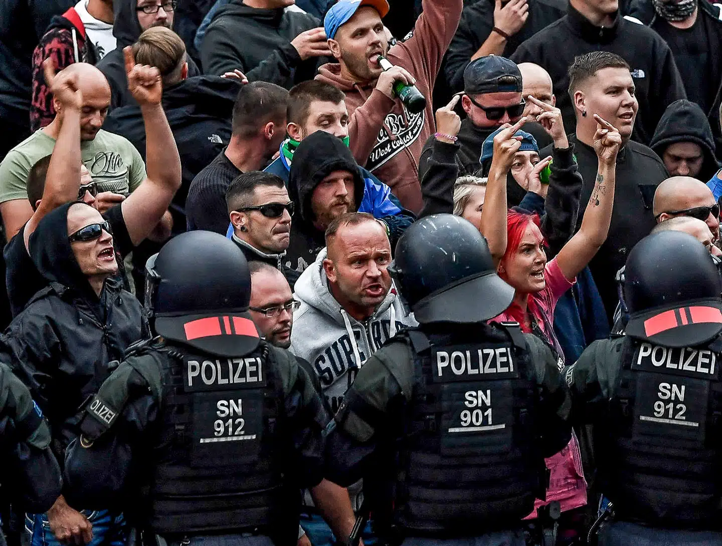 Allerede i 2018 fyldte den østtyske delstat Sachsen meget i tysk politik – ikke mindst på grund af efterårets store demonstrationer i Chemnitz. Stærkt højreorienterede kræfter, støttet af AfD, gik i ledtog med hinanden, efter at en tysk-cubaner var blevet dræbt af asylansøgere. Demonstrationerne udviklede sig voldeligt. Drabet er endnu ikke fuldt ud opklaret og førte blandt andet til efterretningschefen Hans-Georg Maassens fald.