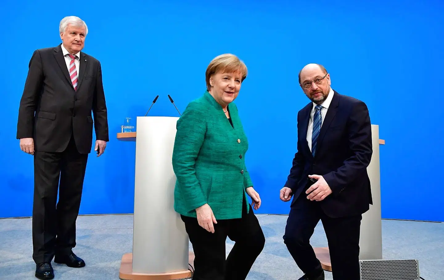 7. februar 2018 lykkedes det de tre partiformænd Horst Seehofer, CSU (til venstre), Angela Merkel, CDU, og Martin Schulz, SPD (til højre), at blive enige om en ny koalitionsaftale. Forinden havde Merkel forgæves forsøgt at danne regering med De Grønne og FDP. Inden året var omme, havde de tre formænd alle annonceret deres afgang. Som den sidste træder Seehofer tilbage på CSUs partikongres i midten af januar.