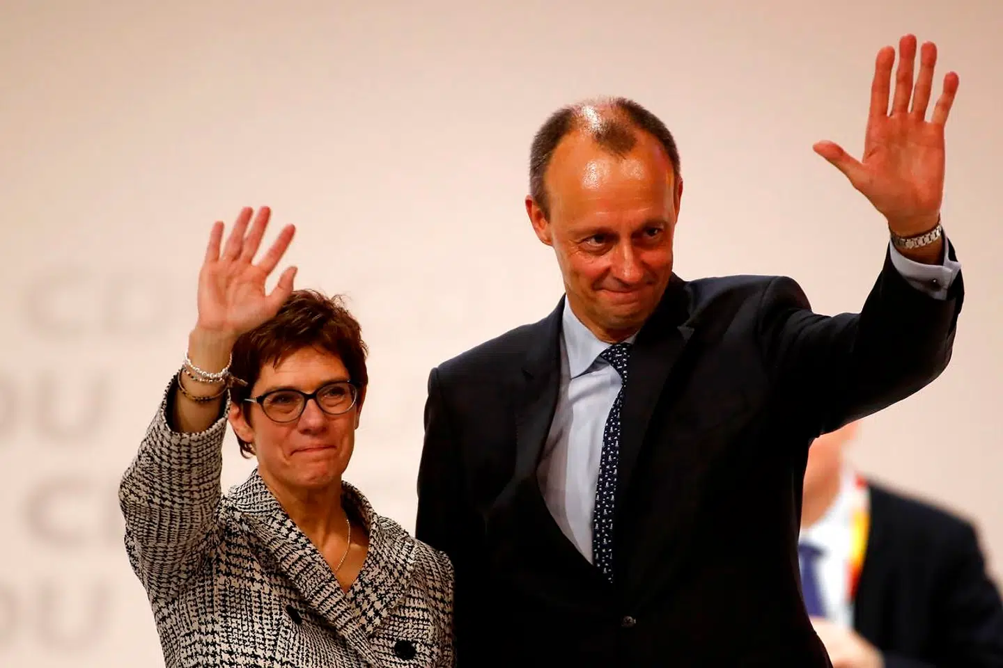 På partikongressen i Hamborg i midten af december slog Annegret Kramp-Karrenbauer den tidligere gruppeformand Friedrich Merz i kampen om at afløse Angela Merkel som CDU-formand. Sejren var så snæver, at Friedrich Merz og hans allierede ikke har opgivet kampen om, at han alligevel kan blive sit partis kanslerkandidat ved næste forbundsdagsvalg.