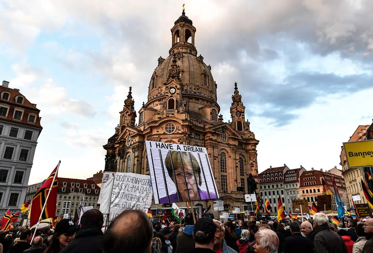 Sachsen har udviklet sig til en højborg for partiet Alternative für Deutschland. Ikke mindst byen Dresden er også et stærkt udgangspunkt for PEGIDA-bevægelsen, der ofte har demonstreret foran den genopbyggede Frauenkirche. Det var her, Vesttysklands Helmut Kohl i december 1989 for første gang blev mødt med et østtysk folkekrav om genforening – »Wir sind ein Volk«.