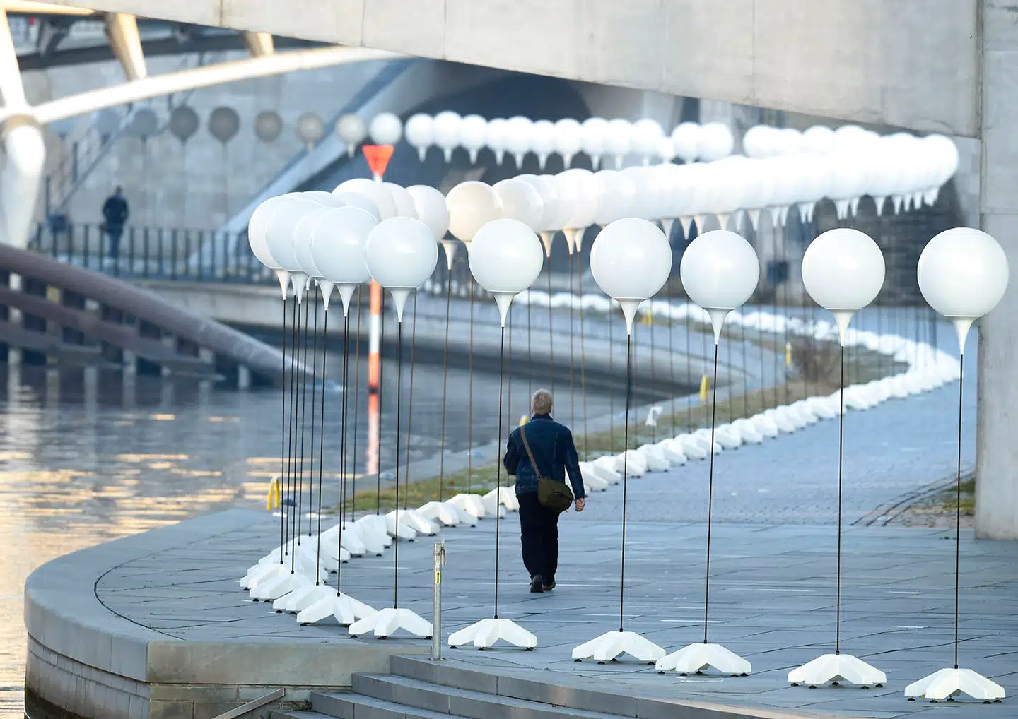25-året for Berlinmurens fald blev i 2014 markeret med 8.000 lysende balloner langs den rute, hvor muren tidligere delte byen i øst og vest.
