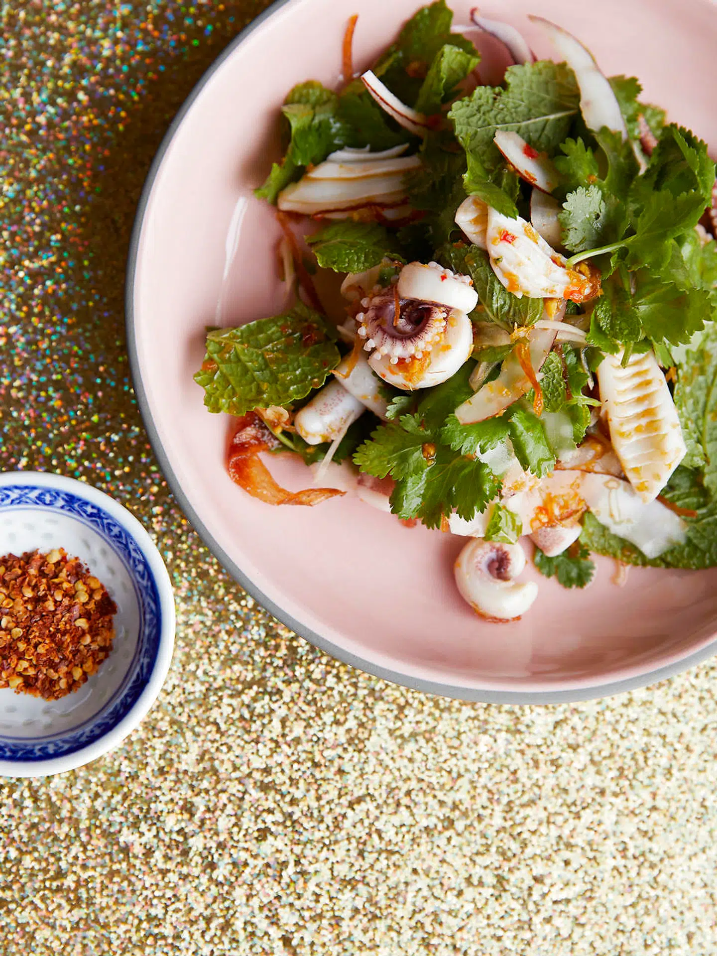 En af retterne bestod af en dansk blæksprutte i thailandsk nam jim-sauce på blandt andet fiskesauce, lime, koriander og chili.