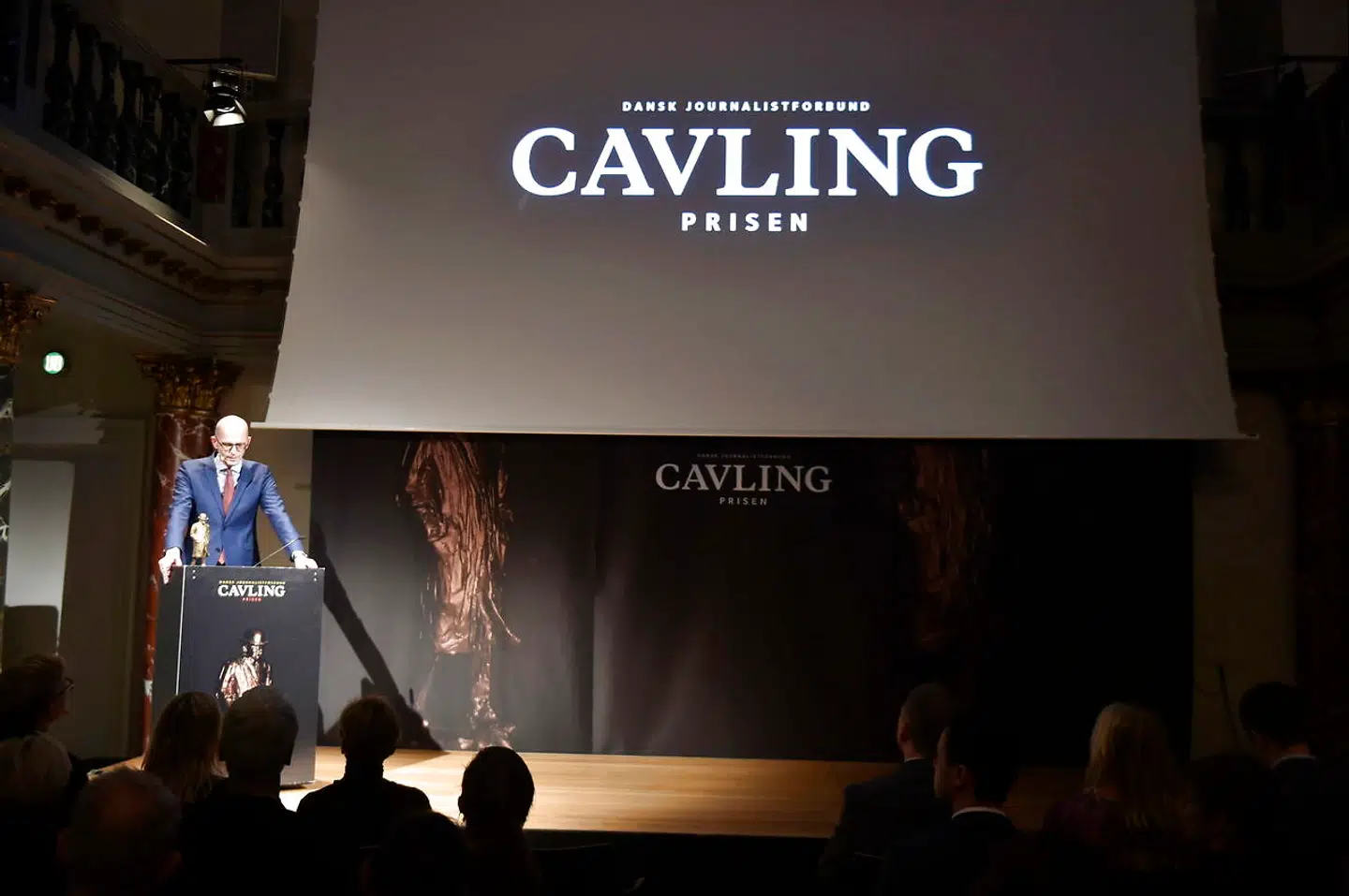 Cavlingprisen blev uddelt fredag ved en overrækkelse på Nationalmuseet. Her holder formanden for Dansk Journalistforbund, Lars Werge, tale.