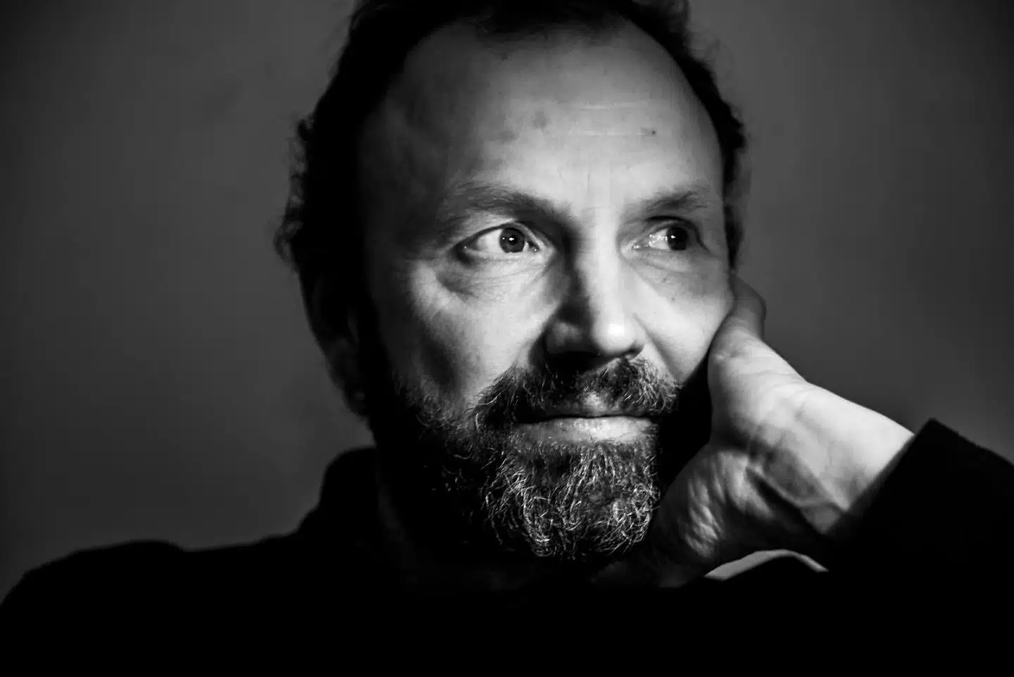 Thomas Hundsbæk styrtede på cykel og kunne ikke arbejde i et år. Hans dårlige tilstand efter styrtet havde så stor indflydelse på ham og familien, at hans børn i et teaterstykke havde givet »hjernerystelsen« sin egen selvstændige rolle. Thomas er far til fire, og dengang var den ældste 12 år, og den yngste på vej. Nina Kragh, Thomas’ kone, griner og fortæller, at teaterstykket var en fin måde for børnene at udtrykke sig på i en tid i familien, der var invaliderende hård for dem alle.