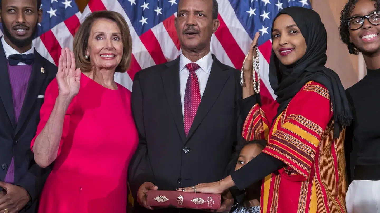 Ilhan Omar aflagde torsdag ed på Koranen og svor, at hun som medlem af Kongressen vil beskytte den amerikanske forfatning. Hun har allerede skrevet politisk historie med sin valgsejr, da hun er den første somaliske amerikaner – en af de to første muslimske kvinder – og den eneste, der bærer hijab i Kongressen.