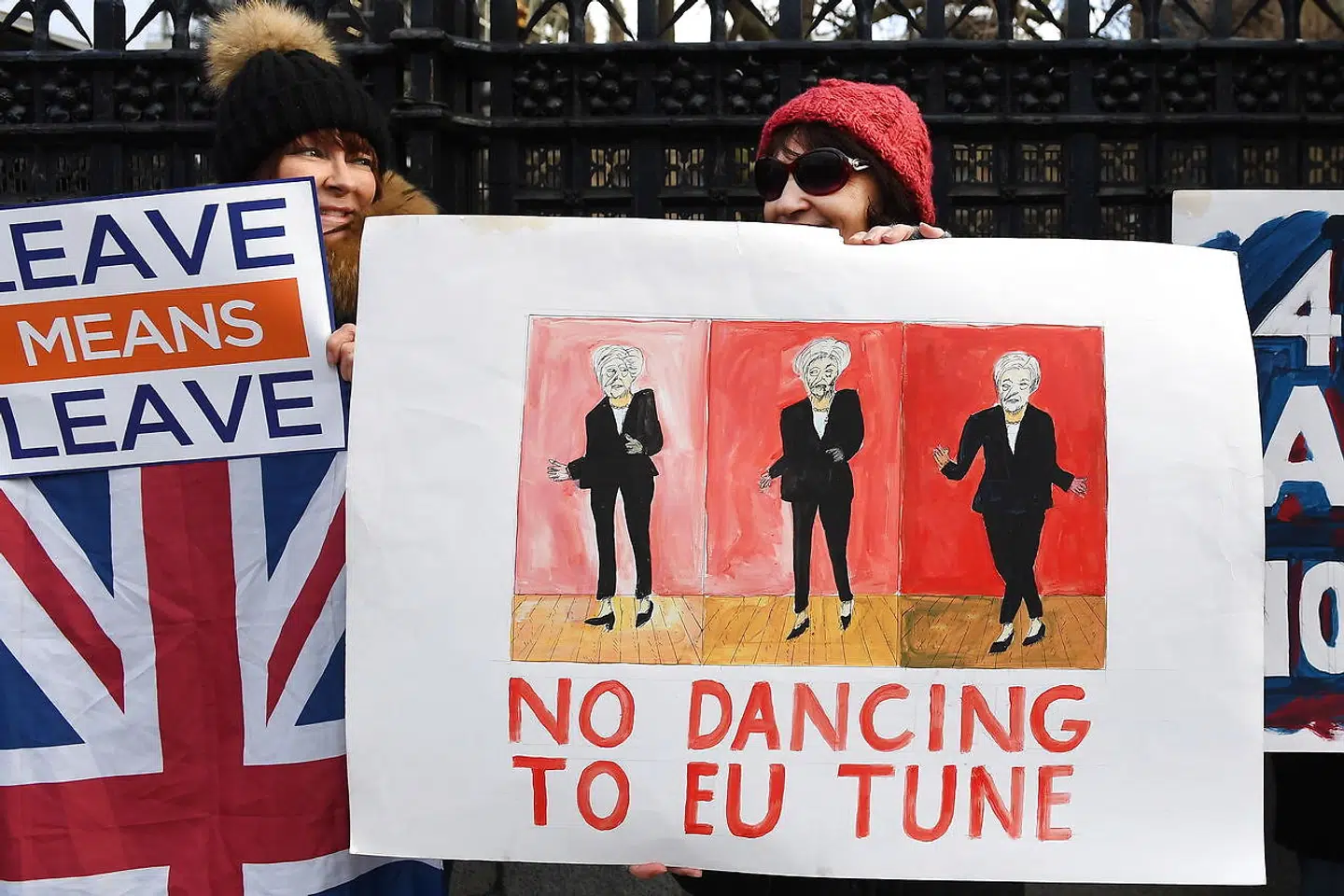 Da briterne stemte for Brexit i juni 2016, erklærede flere EU-skeptiske britiske politikere, at danskerne snart ville følge med ud af EU. Nu har Dansk Folkeparti opgivet tanken om et snarligt dansk Brexit, men håbet lever i bedste velgående om at få en dansk EU-folkeafstemning om nogle år, når det britiske Brexit-kaos måske har fortonet sig.