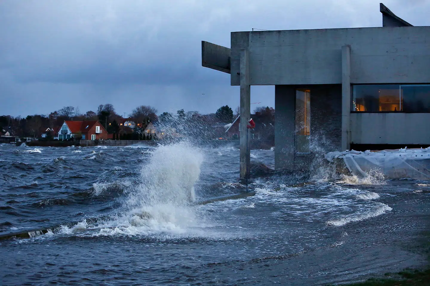 Det var skaderne efter stormen Bodil i 2013, der blev Vikingeskibshallens skæbne. »Vi blev klar over, at bygningen ikke længere kunne leve op til den del af sit formål, der handler om at beskytte skibene. Så vores fokus flyttede sig fra at redde bygningen til at redde skibene,« siger museumsdirektør Tinna Damgård-Sørensen.
