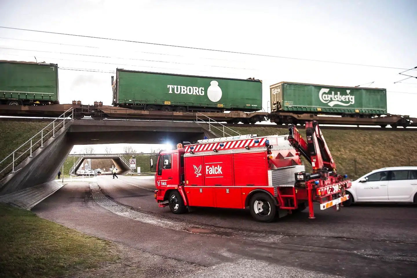 Politiet måtte udstede bøde til 40 bilister, som valgte at tage billeder af den voldsomme togulykke ved Storebælt. Foto: Tim Kildeborg Jensen/Ritzau Scanpix