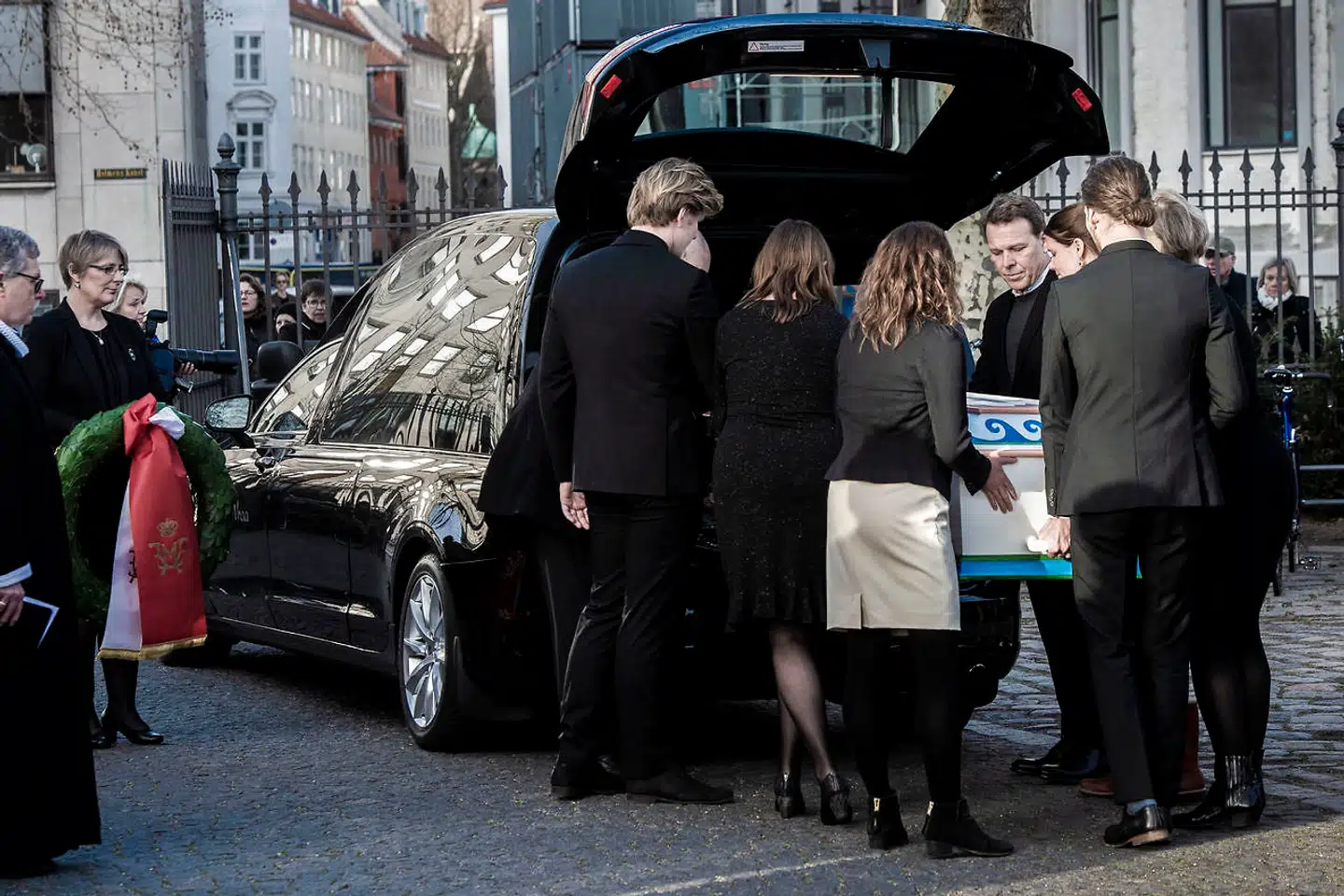 Den nærmeste familie tager afsked med Troels Kløvedal efter begravelsen i Holmens Kirke. I midtens ses sønnen Mikkel Beha Erichsen.