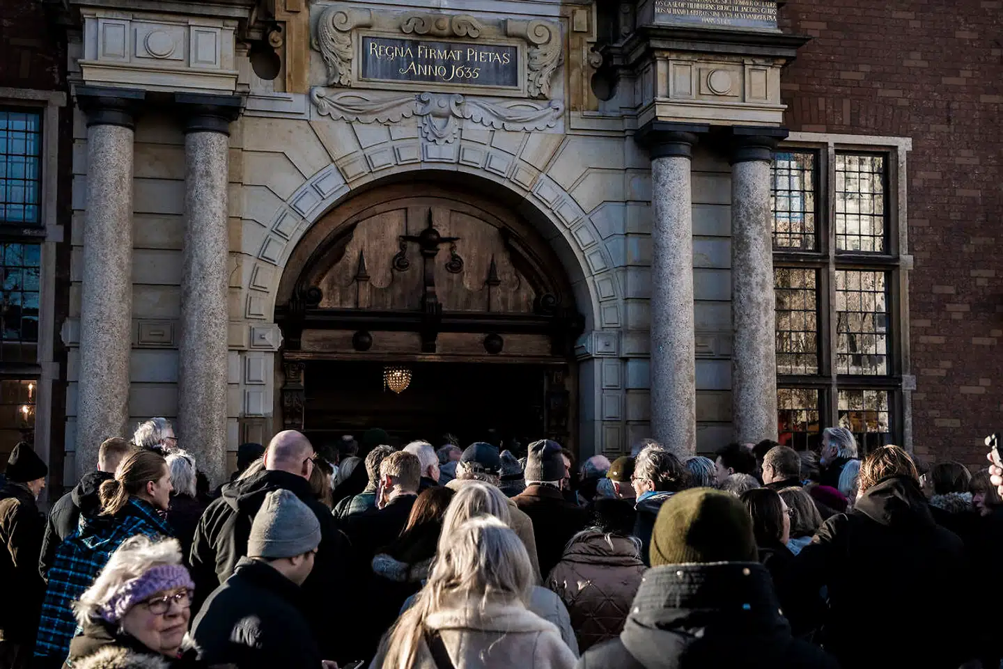 Flere hundreder, familie, venner og læsere, deltog i Troels Kløvedals begravelse i Holmens Kirke. Det tog en time at få alle på plads i kirken inden begravelsen.