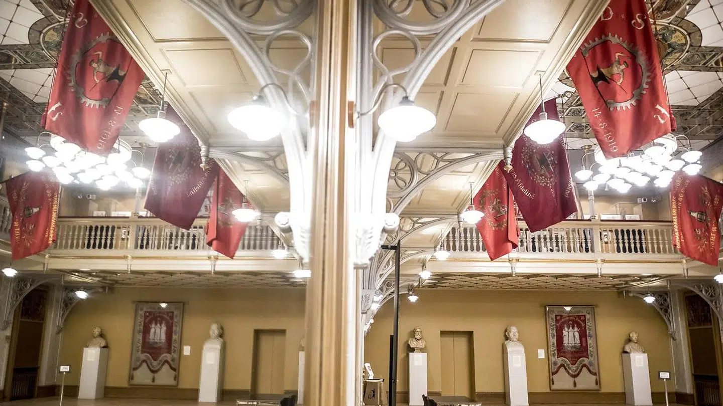 Arbejdernes Forenings- og Forsamlingsbygning og dermed også Arbejdermuseet på Rømersgade i København er med sine over 130 år en af de ældste arbejderforsamlingsbygninger i verden. Billedet er fra festsalen.