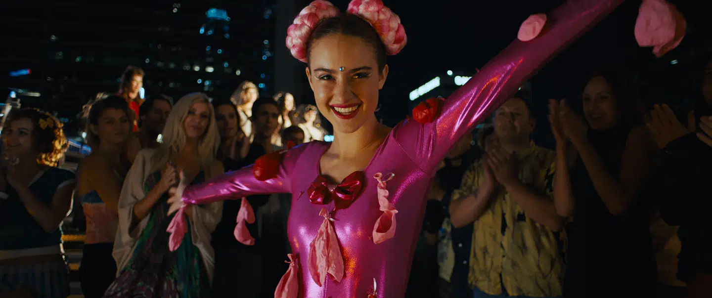 Performance-starletten Baloon Girl (Grace van Patten) leder antihelt Sam dybere ned i krypten og kaninhullet i »Under The Silver Lake«