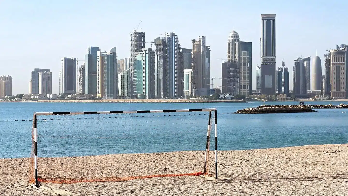 I 2022 skal Qatar være værtsland for VM i fodbold. Landets strenge alkoholregler betyder, at fodboldfans kun må drikke i særligt udvalgte områder.