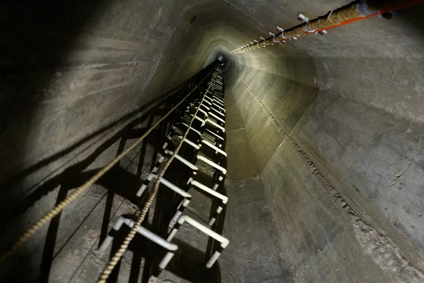 Der er bygget forskellige nødudgange i bunkeren, der ligger 60 meter under skovbunden. Dette er en af dem.