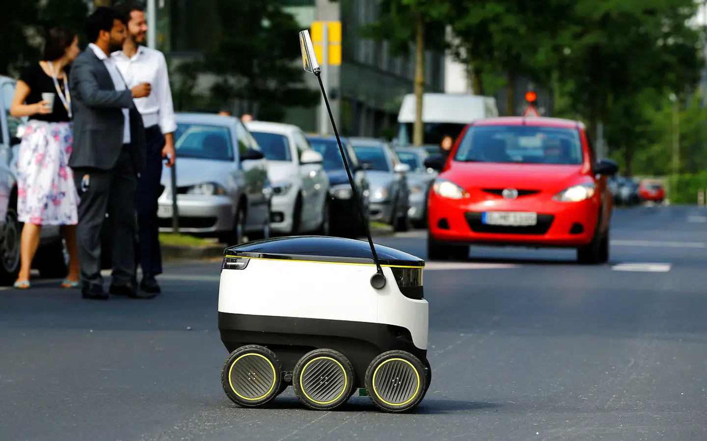 En selvkørende »fortovsrobot« fra selskabet Starship Technologies ruller over gaden under en fremvisning i Düsseldorf. Selskabet er blandt andre ejet af den danske Skype-stifter og iværksætter, Janus Friis.