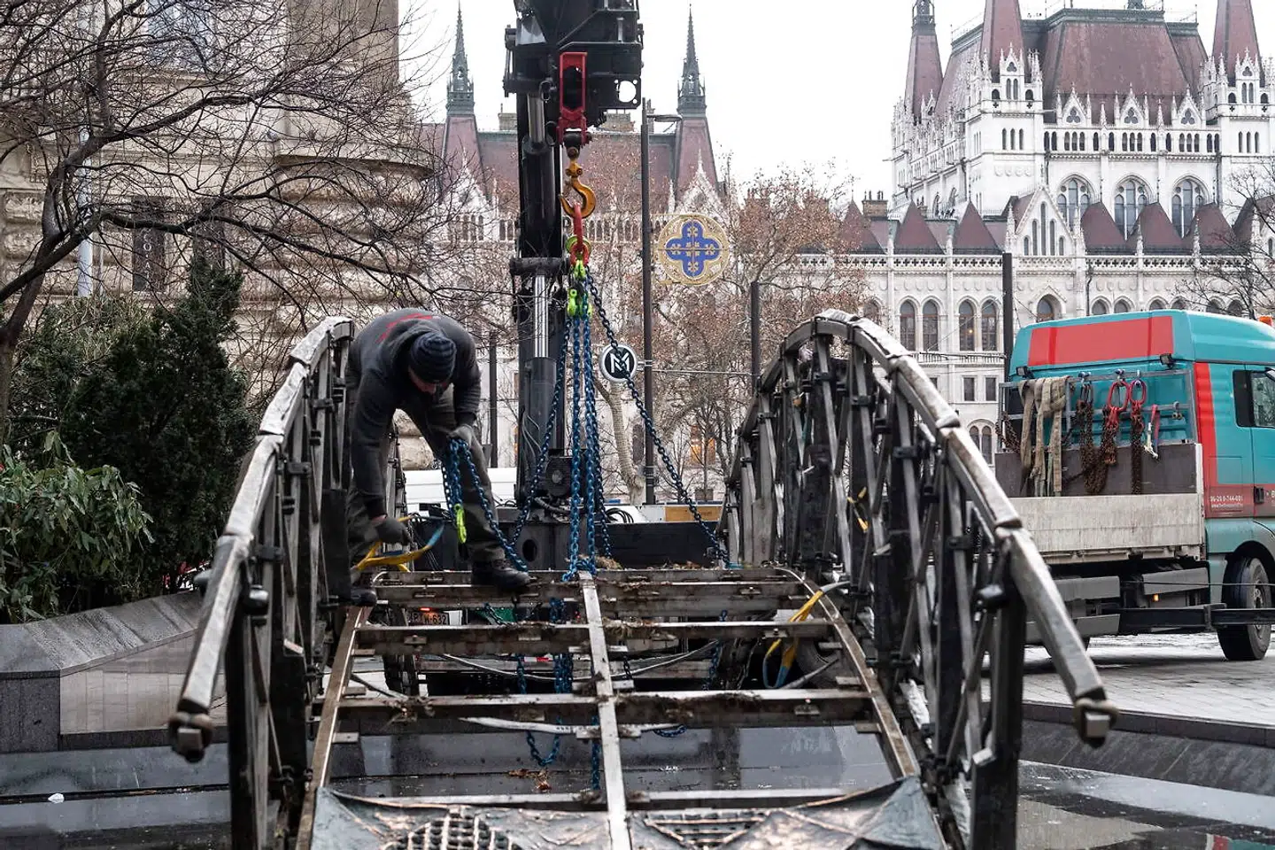 Fredag mellem jul og nytår fjernede de ungarske myndigheder statuen af frihedshelten, Imre Nagy. Han skal nu placeres et andet sted i byen – inden årsdagen for hans død 16. juni. I år er det 30 år siden, at Nagy blev genbegravet efter en stor ceremoni i Budapest. Efter hans henrettelse i 1958, var Nagy blevet smidt på en kirkegård i Budapest – uden gravsten.