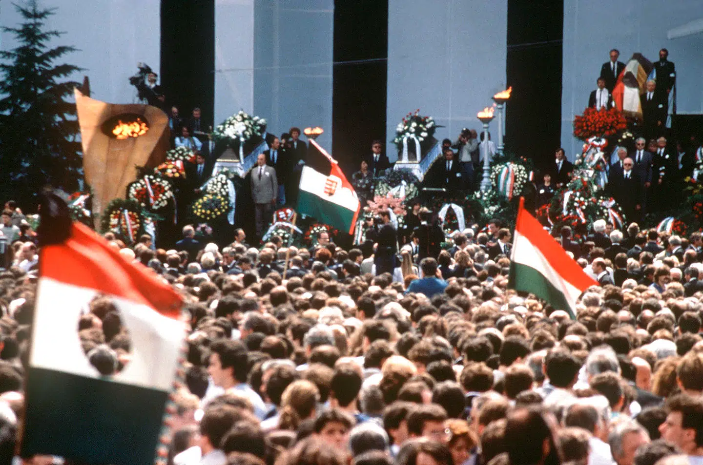 16. juni 1989 deltog 200.000 ungarere i Imre Nagys genbegravelse. Den officielle ceremoni blev holdt på Heltenes Plads i Budapest. Ligesom oprørerne fra 1956 havde mange ungarer klippet hammer og segl ud af det ungarske flag.